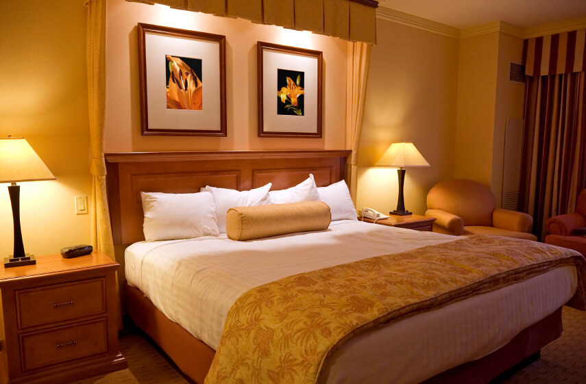 hotel_bedroom